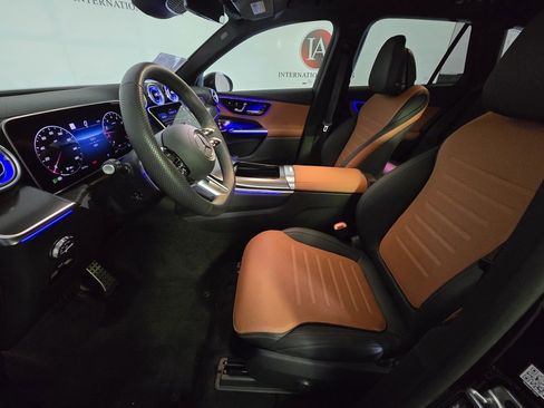 Used 2025 Mercedes-Benz GLC 300 4MATIC image 11