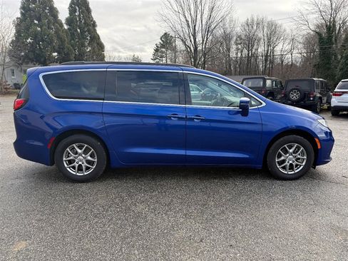 Used 2021 Chrysler Pacifica Touring image 6