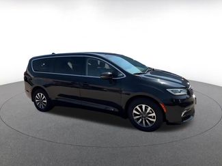 Used 2023 Chrysler Pacifica Touring-L FWD video 2