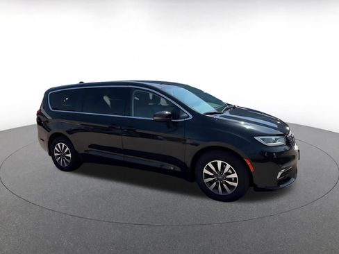 Used 2023 Chrysler Pacifica Touring-L FWD image 2