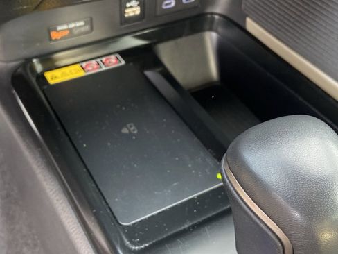 Used 2025 Toyota Camry SE image 39