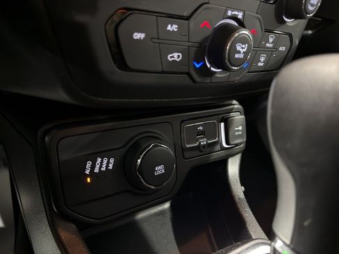 Used 2023 Jeep Renegade Latitude AWD/4WD image 24