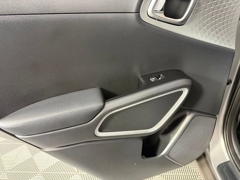 Used 2025 Kia Soul LX w/ LX Technology Package FWD image 25