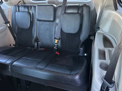 Used 2017 Dodge Grand Caravan SXT FWD image 12