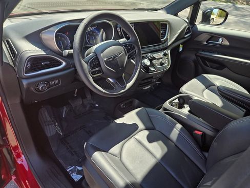 Used 2026 Chrysler Pacifica Select FWD image 11