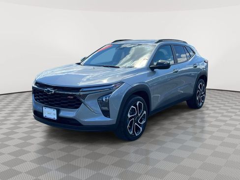 Used 2024 Chevrolet Trax RS w/ Sunroof Package FWD image 3
