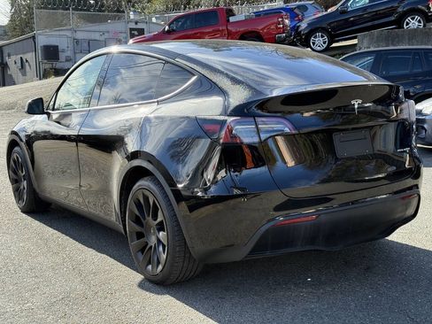 Used 2022 Tesla Model Y Long Range image 3