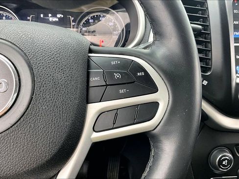 Used 2018 Jeep Cherokee Latitude Plus w/ Cold Weather Group AWD/4WD image 19