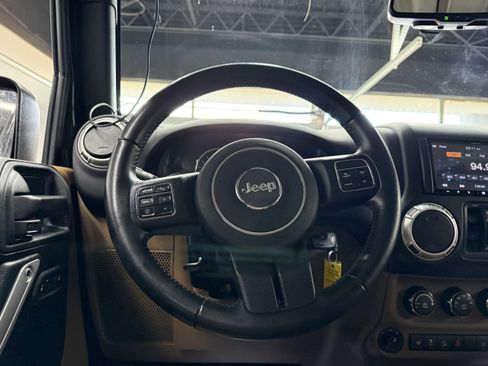 Used 2016 Jeep Wrangler Unlimited Sahara w/ Connectivity Group image 13