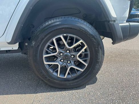 Used 2025 Jeep Wrangler Unlimited Sahara AWD/4WD image 9