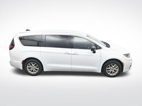 Used 2025 Chrysler Pacifica Select FWD image 27