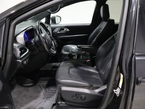 Used 2018 Chrysler Pacifica Touring-L w/ S Appearance Package image 3