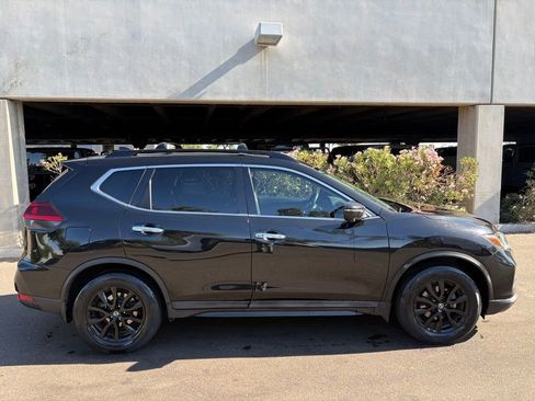 Used 2018 Nissan Rogue SV w/ Premium Package FWD image 3
