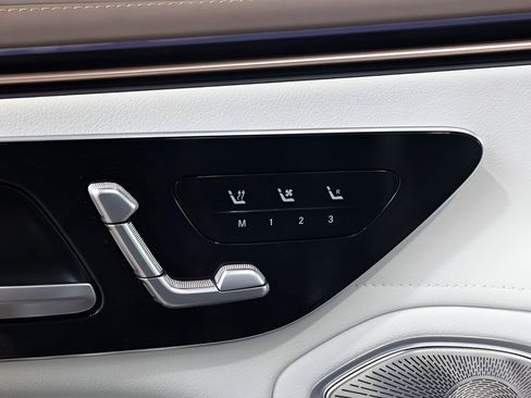 Used 2022 Mercedes-Benz EQS 580 4MATIC Sedan w/ Pinnacle Trim Package image 39