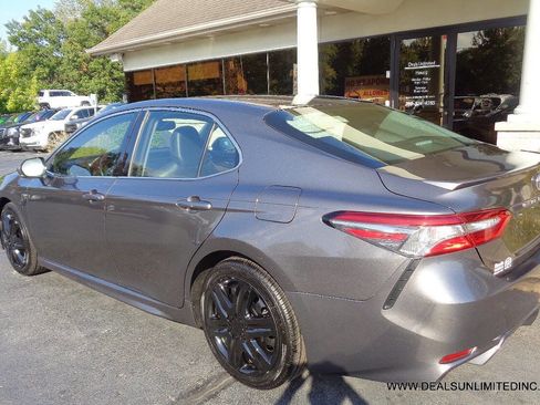 Used 2018 Toyota Camry SE w/ Convenience Package image 4