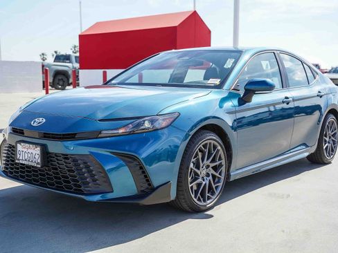 Certified 2025 Toyota Camry SE image 3