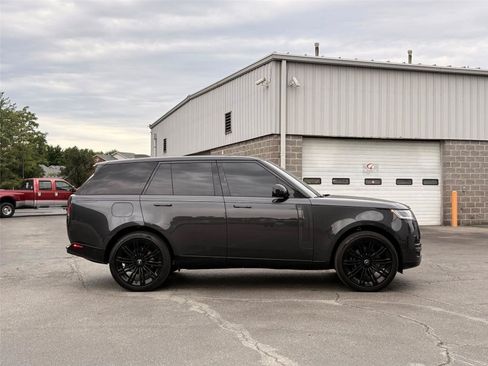 Used 2025 Land Rover Range Rover SE AWD/4WD image 3