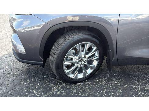 Certified 2024 Toyota Highlander Limited AWD/4WD image 12
