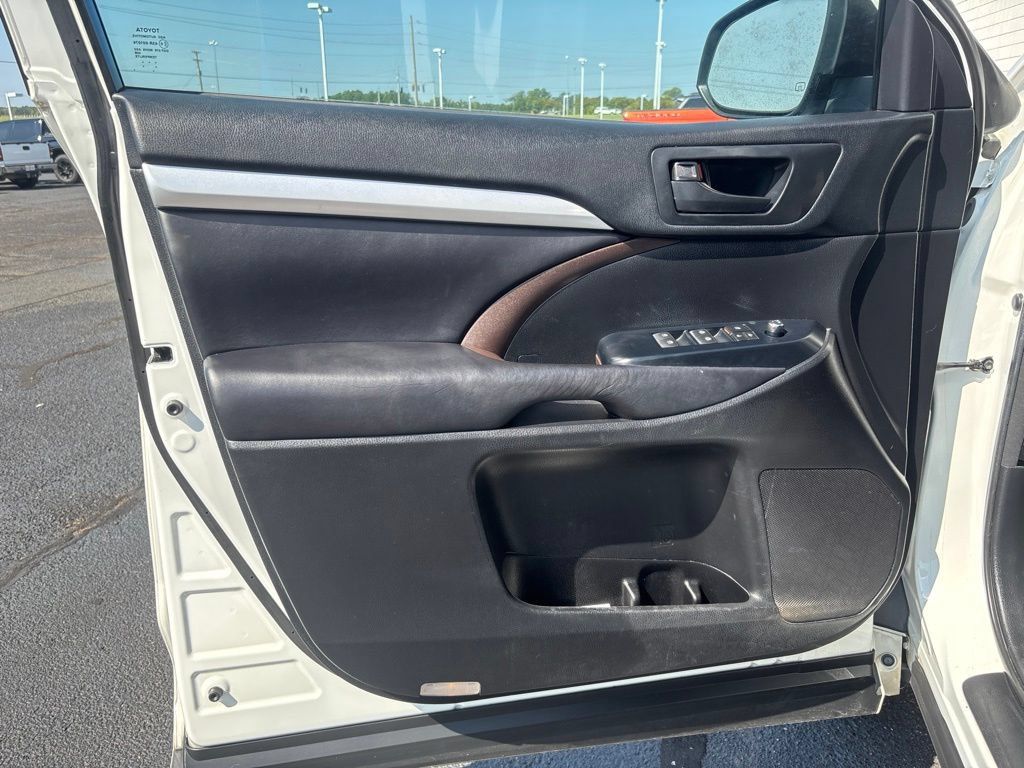 Used 2017 Toyota Highlander Plus FWD image 6