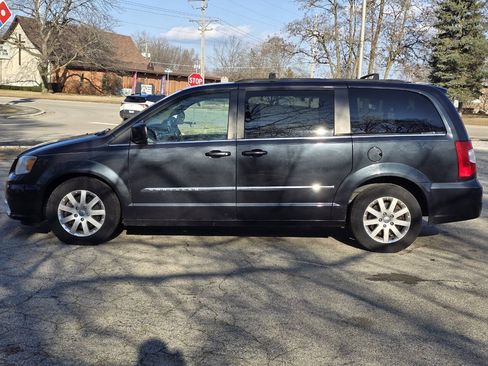 Used 2014 Chrysler Town & Country Touring FWD image 4