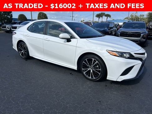 Used 2020 Toyota Camry SE image 1
