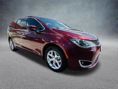 Used 2017 Chrysler Pacifica Touring Plus w/ Tire & Wheel Group FWD image 1