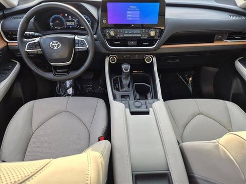 Used 2025 Toyota Grand Highlander AWD image 17