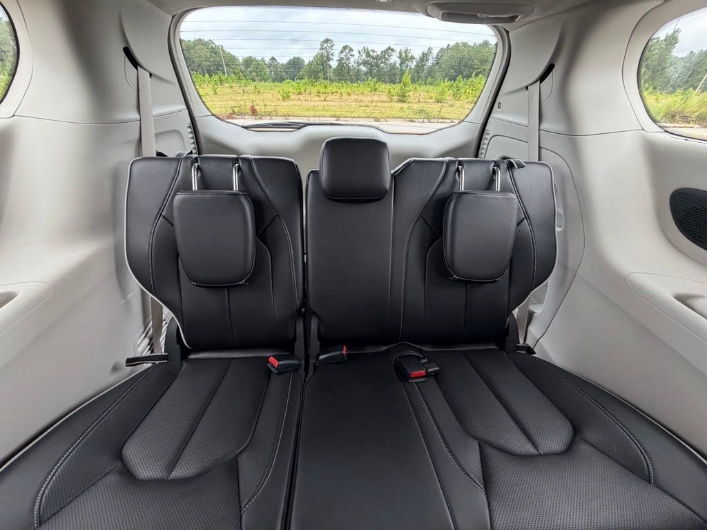 Used 2024 Chrysler Pacifica Limited FWD image 47