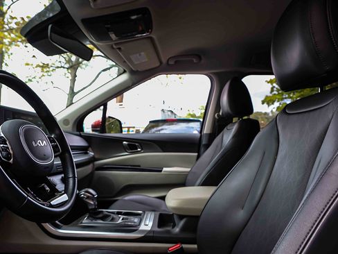 Certified 2023 Kia Carnival LX image 8