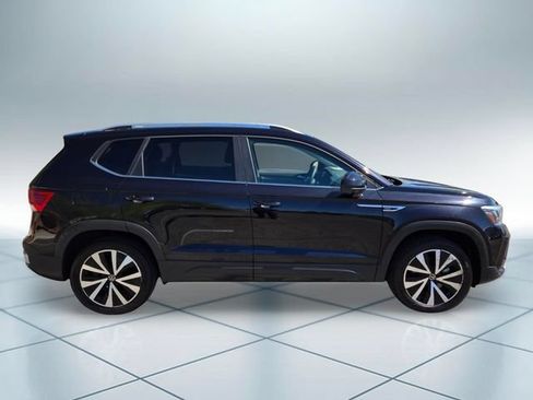 Used 2023 Volkswagen Taos SE w/ Panoramic Sunroof Package FWD image 4