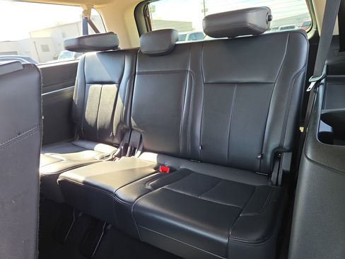 Used 2024 Ford Expedition Max XLT image 9