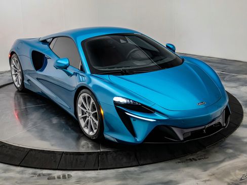 Used 2024 McLaren Artura RWD image 30