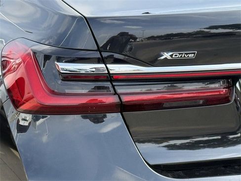 Used 2022 BMW 750i xDrive w/ M Sport Package image 7