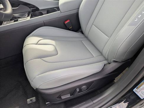 Used 2025 Hyundai Elantra Limited FWD image 4