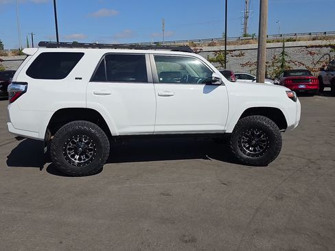 Used 2022 Toyota 4Runner SR5 Premium w/ Moonroof Package AWD/4WD image 5