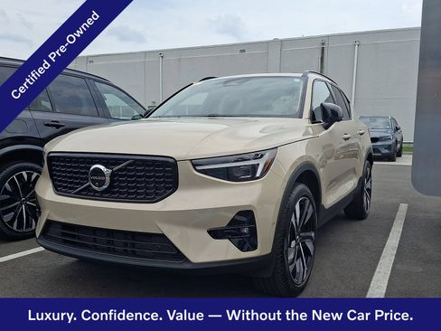 Used 2025 Volvo XC40 B5 Ultra AWD/4WD image 2