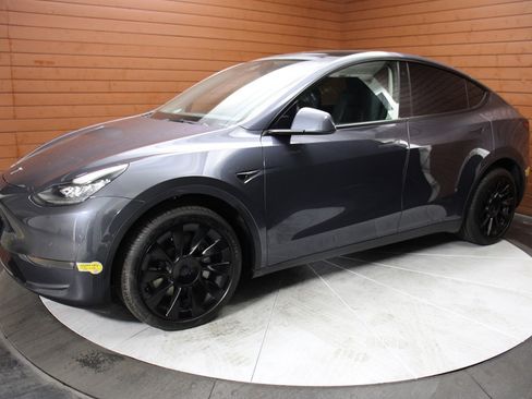Used 2022 Tesla Model Y Long Range image 8