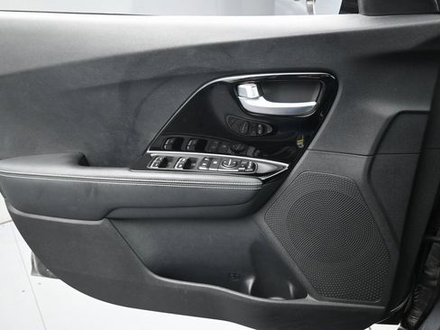 Used 2020 Kia Niro EX image 23