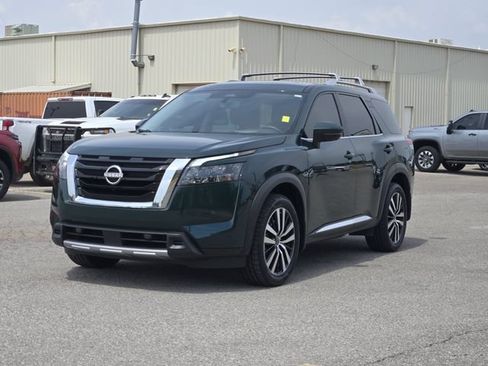 Used 2025 Nissan Pathfinder Platinum w/ Cargo Package AWD/4WD image 3