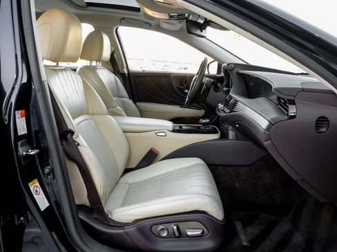 Used 2019 Lexus LS 500 w/ Interior Upgrade Package image 33