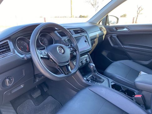 Used 2020 Volkswagen Tiguan SE w/ Panoramic Sunroof Package image 8
