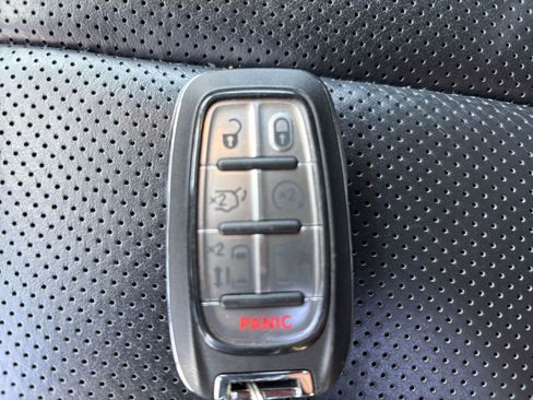 Used 2025 Chrysler Pacifica Limited FWD image 28