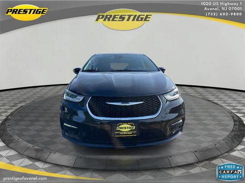 Used 2023 Chrysler Pacifica Touring-L FWD image 2