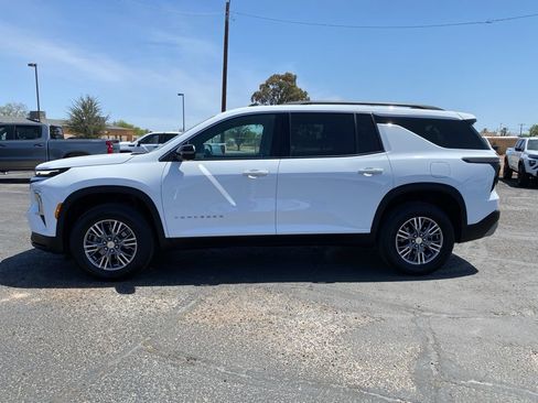 Used 2024 Chevrolet Traverse LT FWD image 3