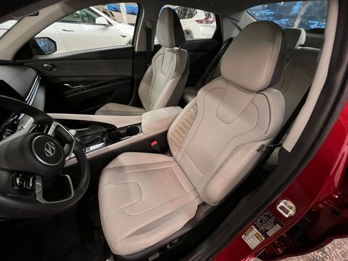 Used 2025 Hyundai Elantra Limited image 40