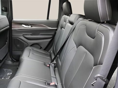 New 2025 Jeep Grand Cherokee Limited image 16
