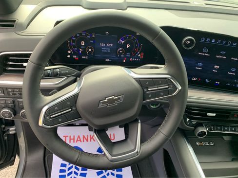 Used 2025 Chevrolet Suburban Z71 image 16