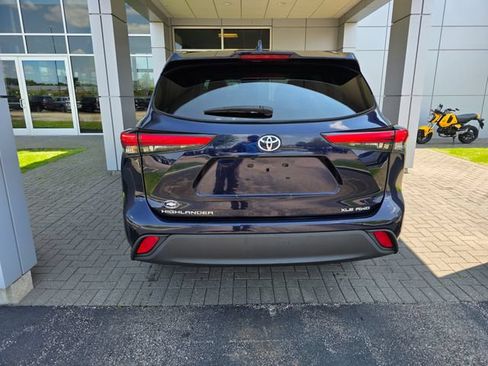 Used 2020 Toyota Highlander XLE AWD/4WD image 3
