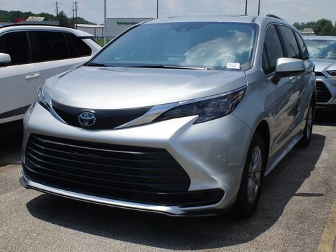 Used 2025 Toyota Sienna LE FWD image 1