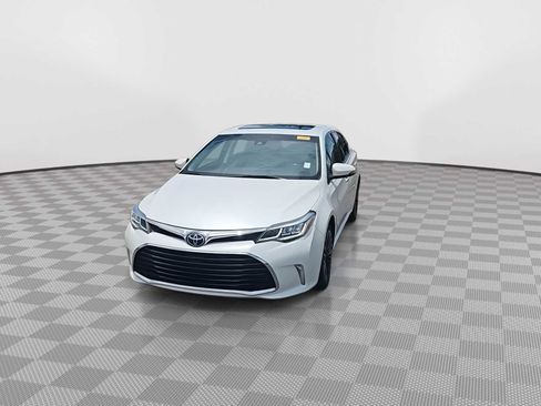 Used 2017 Toyota Avalon Touring FWD image 3